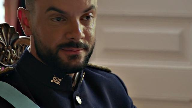 татуированный качок трахается без гондона в дворце