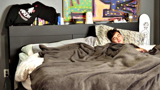 фембой принимает по полной от зрелого парня в душе