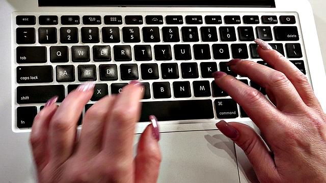 фембой принимает по полной от зрелого парня в душе