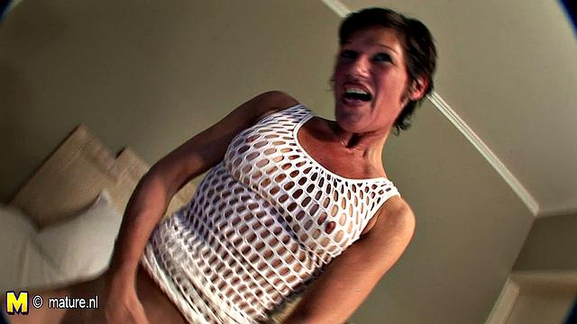 Зрелая мокрушка устроила потоп-диван ушёл плавать