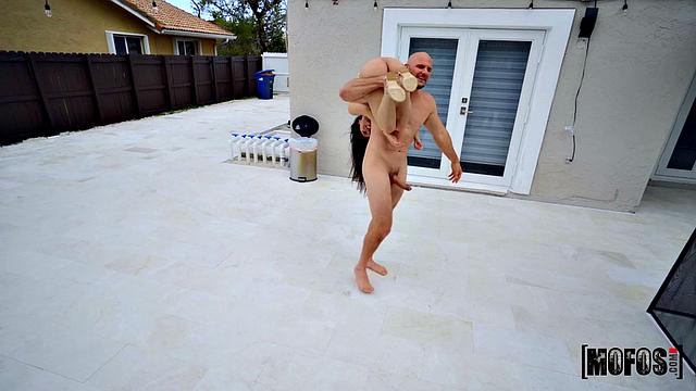 Эви Линг наслаждается глубоким проникновением у бассейна с JMacом.