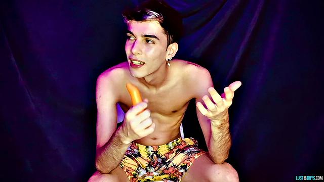 Генри Эванс пробует новую игрушку для дикой гей-сессии