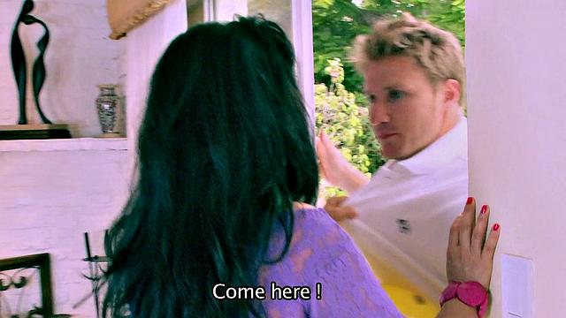 латинская зрелая в белье страстно сосёт и получает сперму на лицо