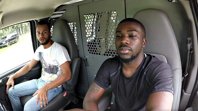 Латино Javier Cruz связан и жестко оттрахан в фургоне черным парнем