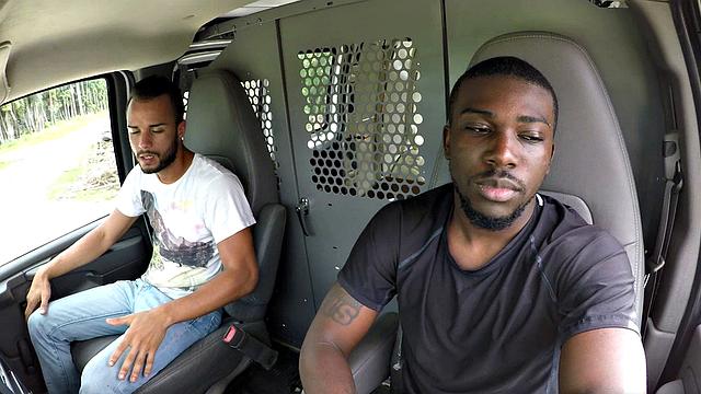 Латино Javier Cruz связан и жестко оттрахан в фургоне черным парнем