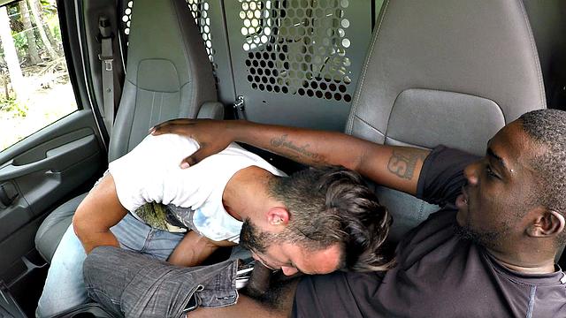 Латино Javier Cruz связан и жестко оттрахан в фургоне черным парнем