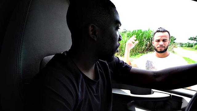 Латино Javier Cruz связан и жестко оттрахан в фургоне черным парнем