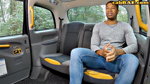 В такси взрослую блондинку крепко трахают по дороге на работу с ббс и шутками про пробки.