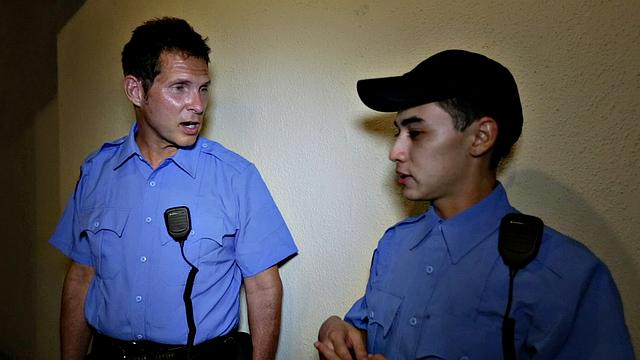 азиатская ниндзя шутит с охранником: связала и оседлала на рабочем месте