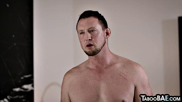 Две анальные шлюхи делят хер втроем, наслаждаются жёстким трахом и минетом.