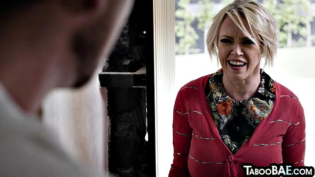 Две анальные шлюхи делят хер втроем, наслаждаются жёстким трахом и минетом.