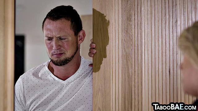 Две анальные шлюхи делят хер втроем, наслаждаются жёстким трахом и минетом.