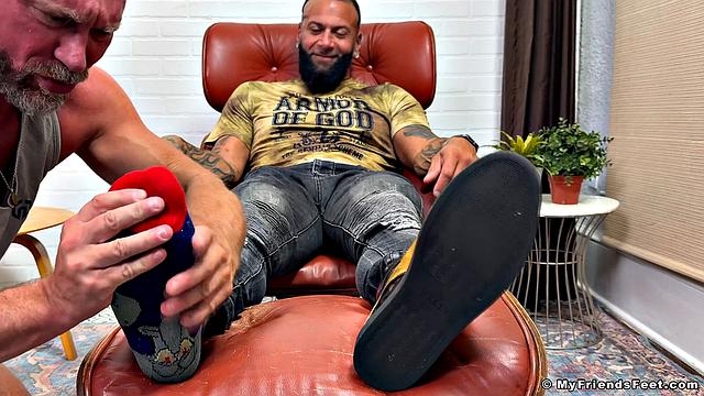 Maximus' Feet Get Worshiped - Maximus