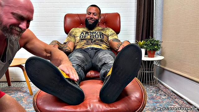 Maximus' Feet Get Worshiped - Maximus