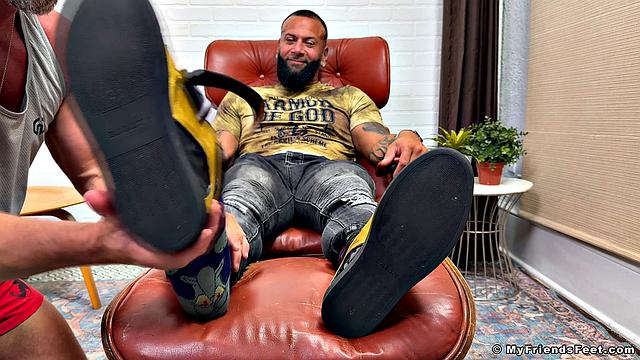 Maximus' Feet Get Worshiped - Maximus