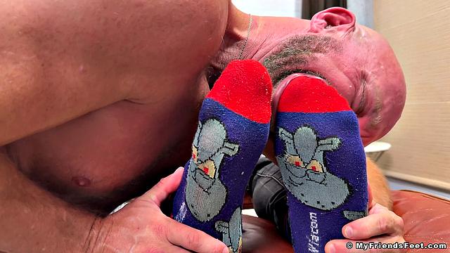 Maximus' Feet Get Worshiped - Maximus