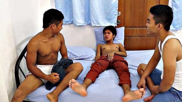 Asian twinks enjoy bareback and anal 3some action