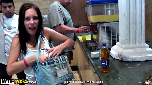 Минет в стиле "не промахнёшься", она явно не первый день в деле.