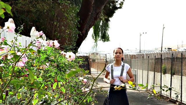 брюнетка в форме сосёт и получает в собачке, потом глотает сперму
