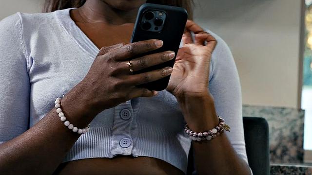 MILF dyke seduced by ebony lesbian slut b4 squirting hard