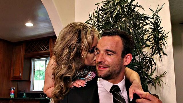 Mallory Taylor Makes Her Man Late