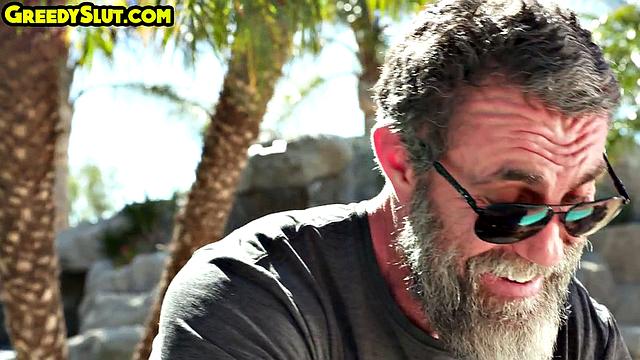 Зрелый мужчина жестко трахает миниатюрную блондинку на природе.