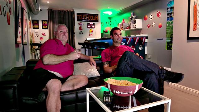 папаша смотрит футбол, а дочь с парнем мутят под боком