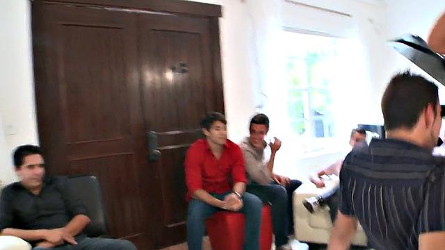 парни устраивают минет на гей-вечеринке