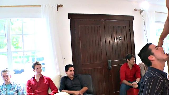 парни устраивают минет на гей-вечеринке