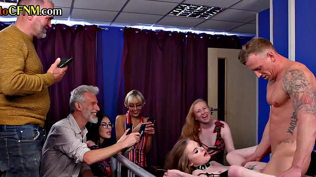 британская парочка жадно следит за тем, как рыжая на каблуках получает по полной