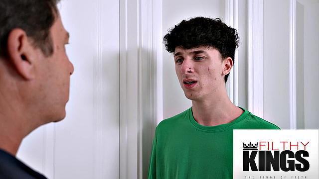 пышногрудая мачеха соблазняет меня в ванной