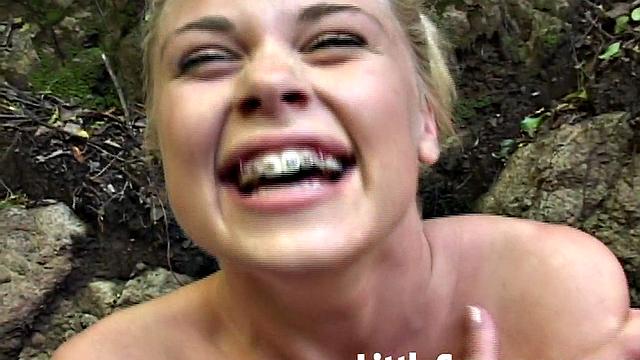 Две зрелые лесбиянки страстно ласкают друг друга на природе, одна с миниатюрной грудью наслаждается пальцами подруги в pov формате.