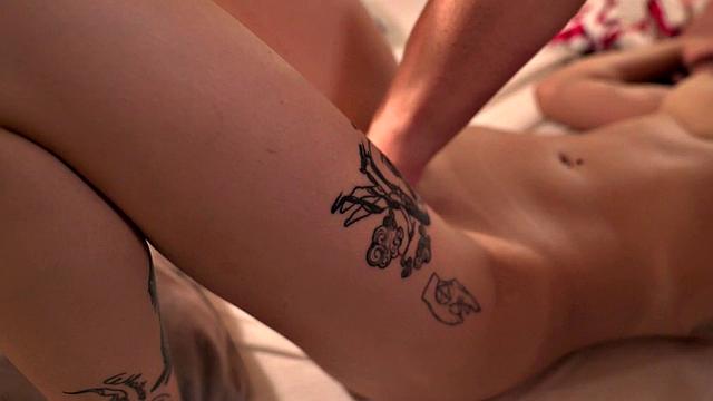 татуированная азиатка рвёт трусики и жарко трахается стоя, словно профи