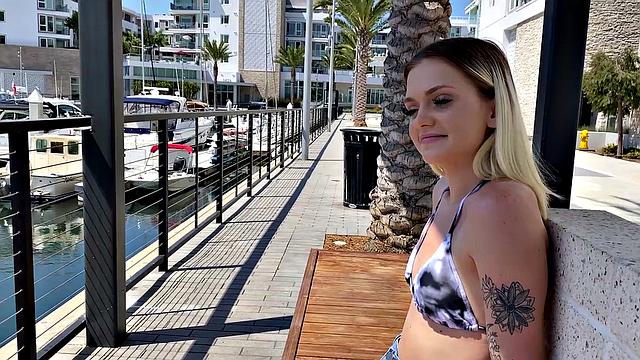 Джои плавает в сперме и ржет над этим, будто на курорте