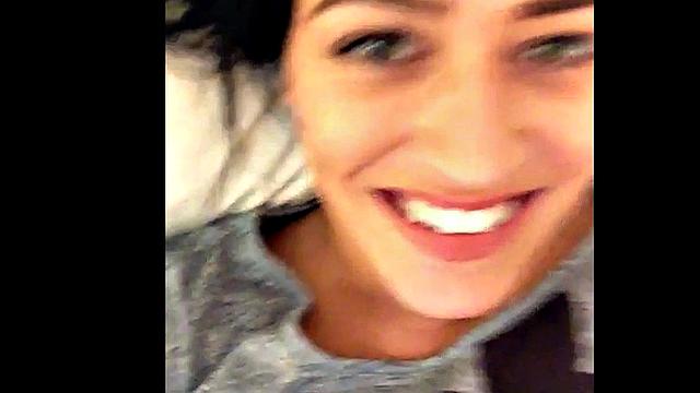 Брюнетка устраивает горячий рождественский переполох для своего парня