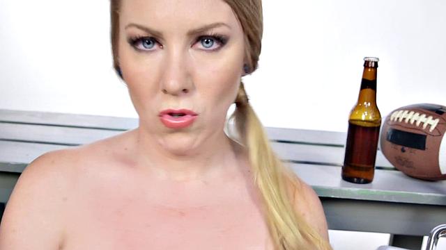 рыжая с роскошной грудью жарко ласкает себя на камеру