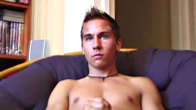 Смотри, как Брок дрочит и заливает спермой руку парню рядом с собой.