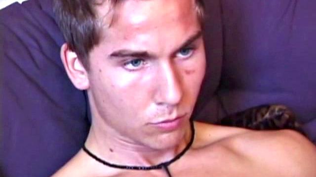 Смотри, как Брок дрочит и заливает спермой руку парню рядом с собой.