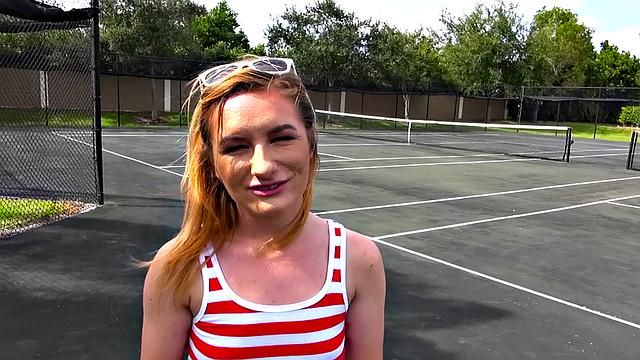 блондинка с гладкой киской трахается на улице с парнем