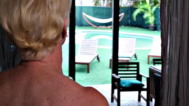 блондинка зрелая Сека раздевается у бассейна и глубоко дрочит