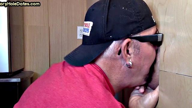 Опытный глорихоллер развлекает парня шутками и глубоким минетом