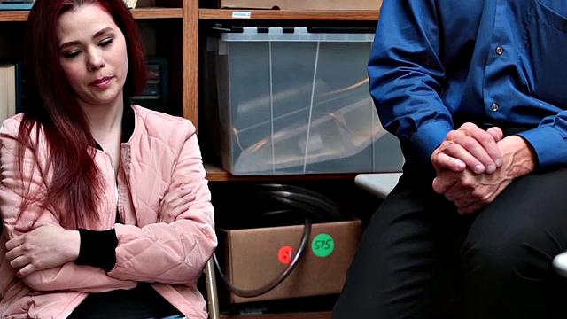 Кэссиди Майклс жестко отрабатывает наказание у охранника