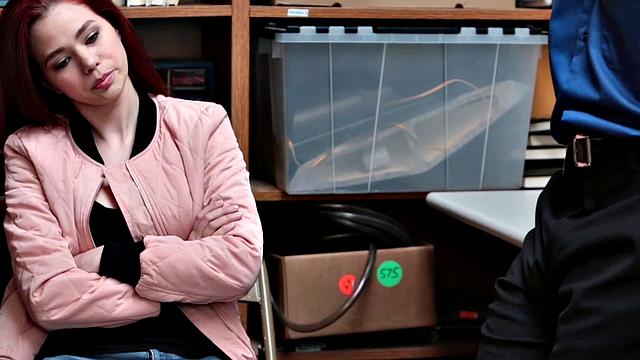 Кэссиди Майклс жестко отрабатывает наказание у охранника