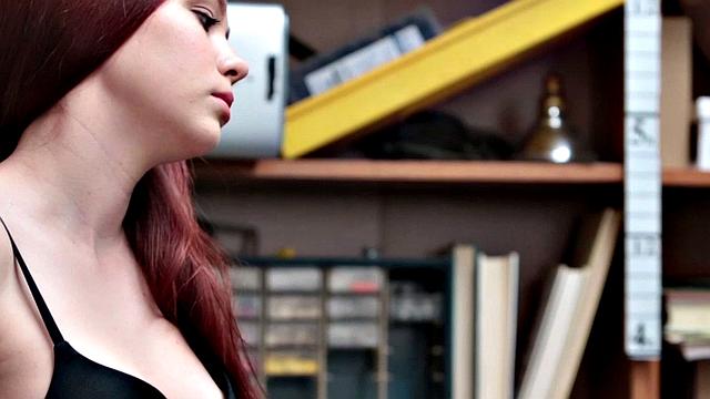 Кэссиди Майклс жестко отрабатывает наказание у охранника