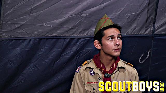 Настоящие мачо в форме жестко трахаются ночью в лесу