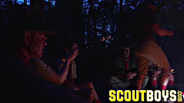 Настоящие мачо в форме жестко трахаются ночью в лесу