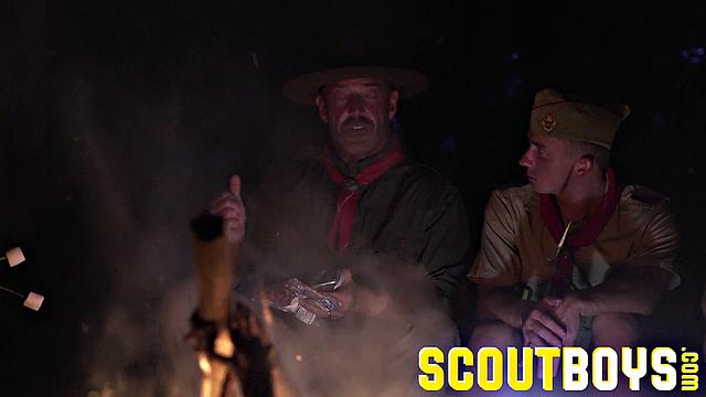 Настоящие мачо в форме жестко трахаются ночью в лесу