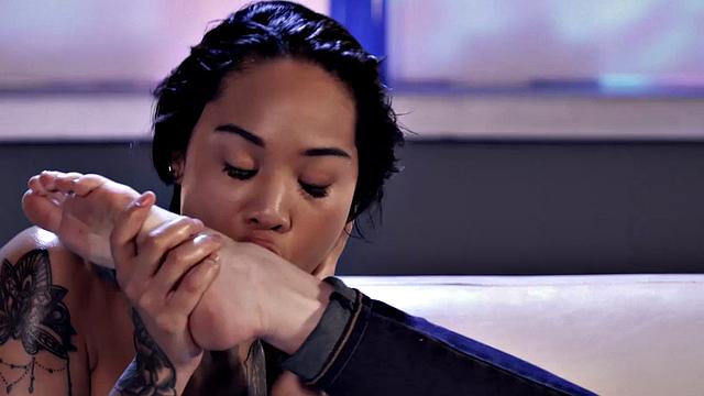 Lesbian ebony babe enjoys foot fetish with GF before action