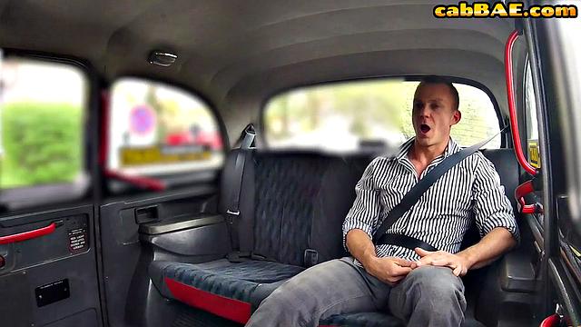 Блондинка с большой грудью обслужила в такси, отсосала и села сверху на член в машине.