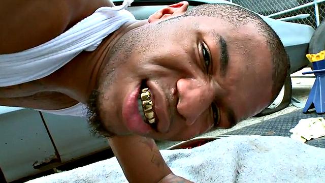 чёрный пассив вне дома: белый мачо устраивает ему весёлую прогулку, а дачные соседи краснеют